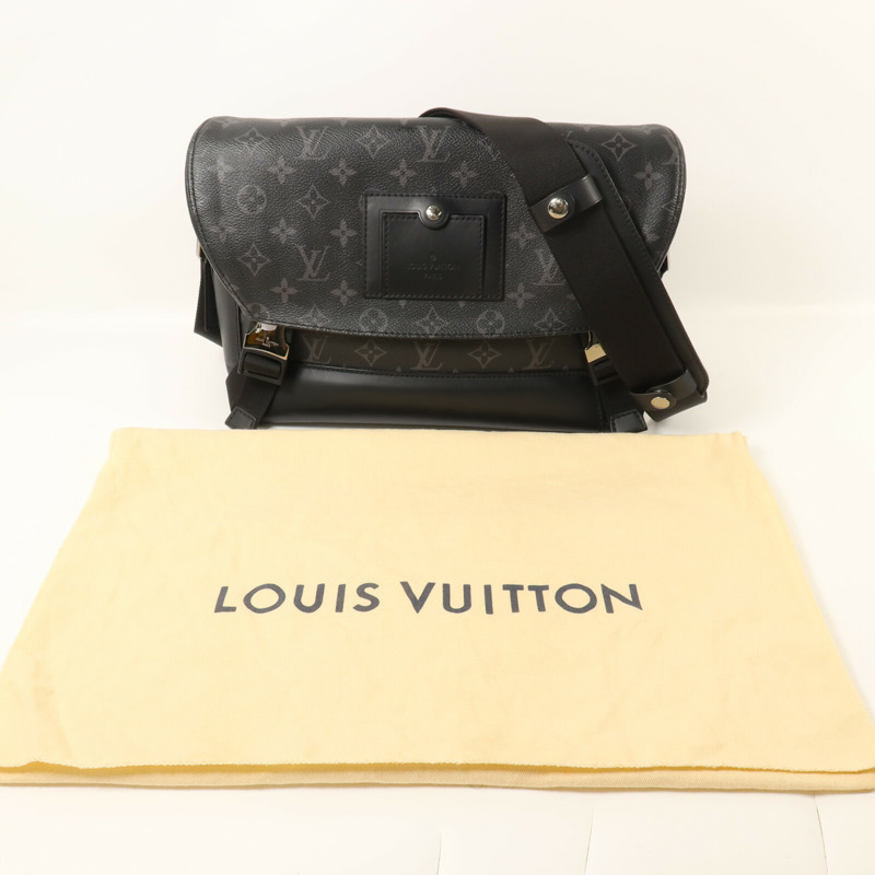LOUIS VUITTON Monogram Eclipse Voyager肩背袋-7