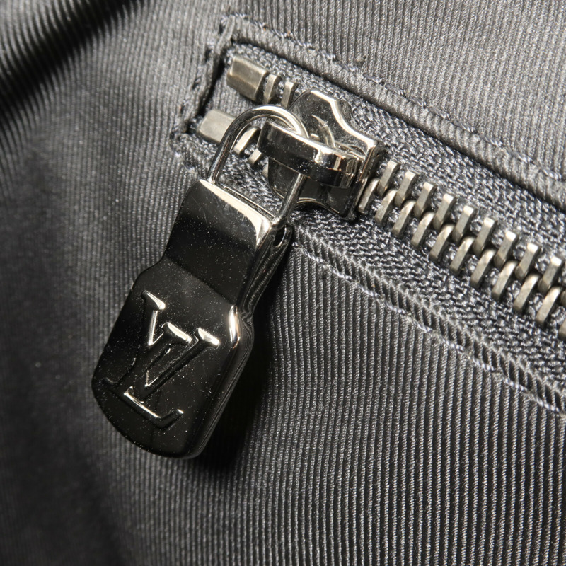 LOUIS VUITTON Monogram Eclipse Voyager肩背袋-9