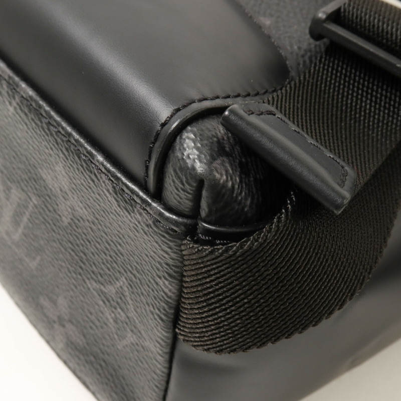 LOUIS VUITTON Monogram Eclipse Voyager肩背袋-11