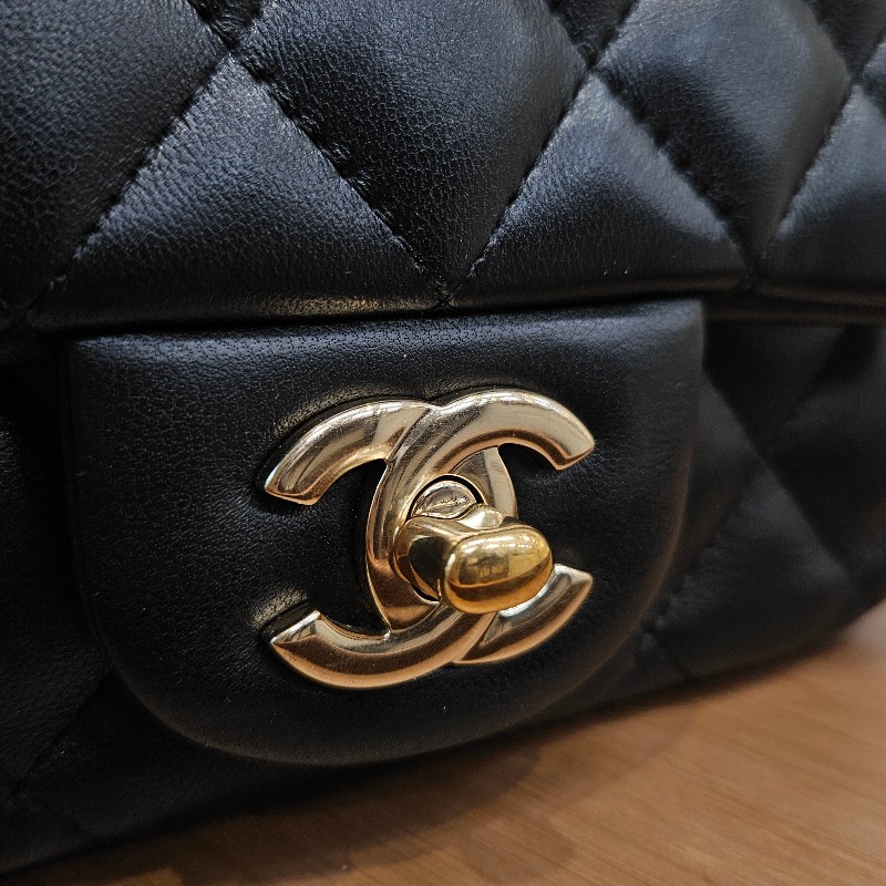 Chanel mini square 黑色羊皮銀扣-1