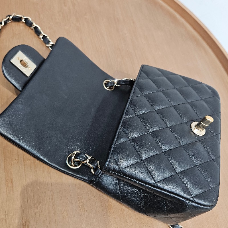 Chanel mini square 黑色羊皮銀扣-6