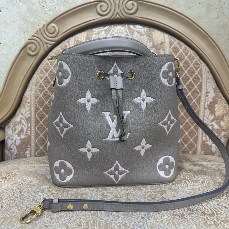 LV 斑鳩灰拚奶油色牛皮壓紋Neo Noe MM手提肩斜背水桶包M45555-0