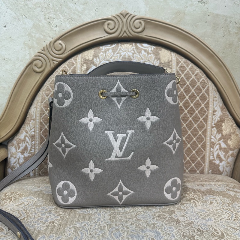 LV 斑鳩灰拚奶油色牛皮壓紋Neo Noe MM手提肩斜背水桶包M45555-1