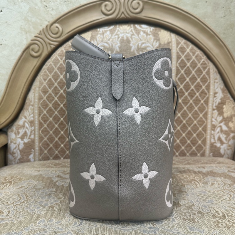 LV 斑鳩灰拚奶油色牛皮壓紋Neo Noe MM手提肩斜背水桶包M45555-2