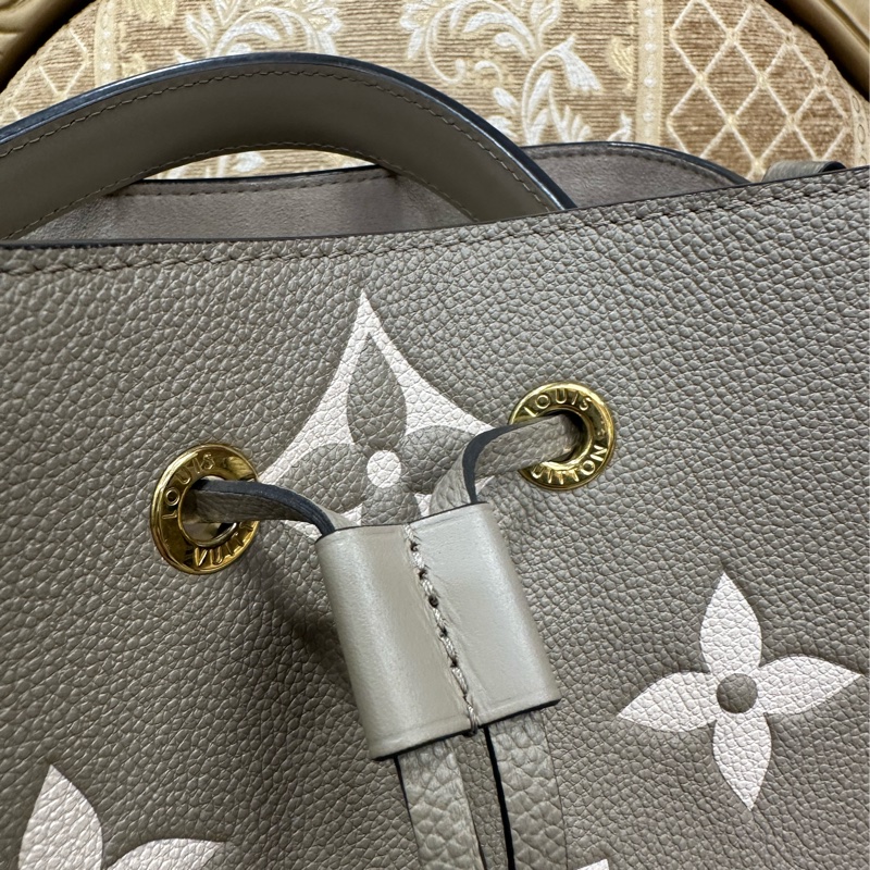LV 斑鳩灰拚奶油色牛皮壓紋Neo Noe MM手提肩斜背水桶包M45555-4