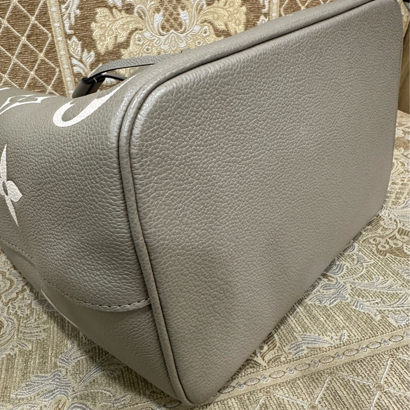 LV 斑鳩灰拚奶油色牛皮壓紋Neo Noe MM手提肩斜背水桶包M45555-6