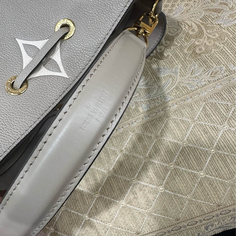 LV 斑鳩灰拚奶油色牛皮壓紋Neo Noe MM手提肩斜背水桶包M45555-8