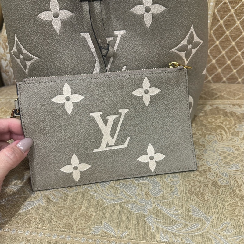 LV 斑鳩灰拚奶油色牛皮壓紋Neo Noe MM手提肩斜背水桶包M45555-9