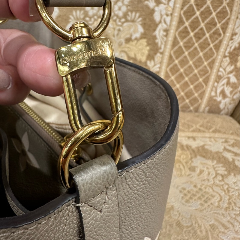 LV 斑鳩灰拚奶油色牛皮壓紋Neo Noe MM手提肩斜背水桶包M45555-13