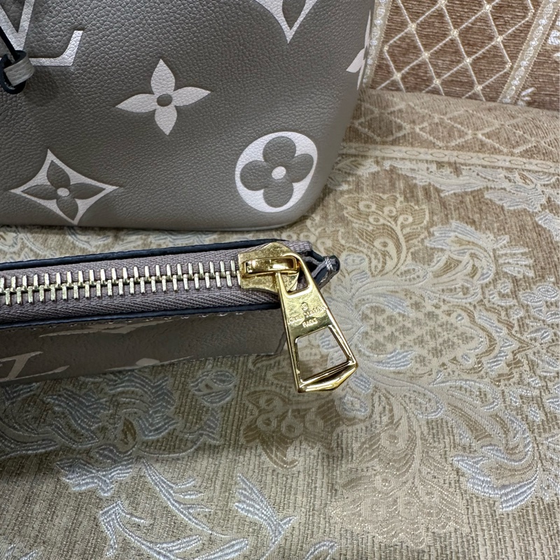 LV 斑鳩灰拚奶油色牛皮壓紋Neo Noe MM手提肩斜背水桶包M45555-15