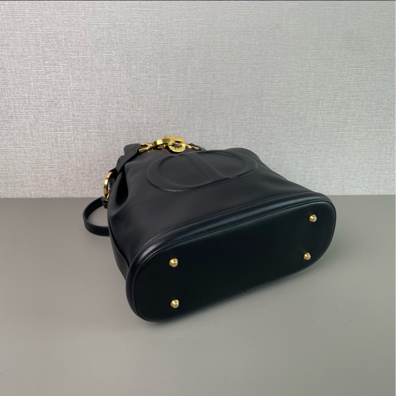 高級感不用硬撐｜Dior黑金水桶包直接贏🏆-7