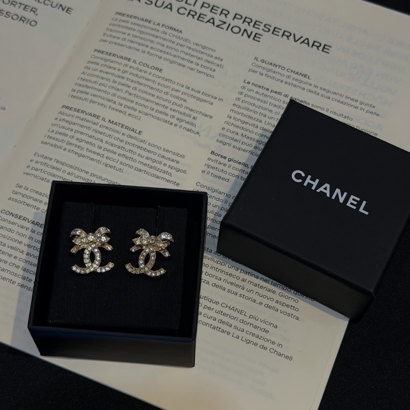 CHANEL淡金蝴蝶結水鑽雙C耳環-1