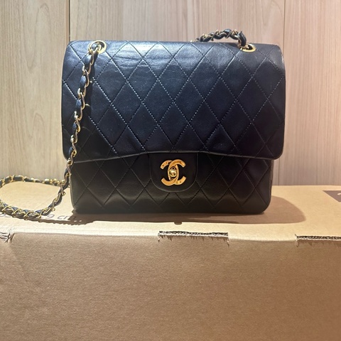 ⁠【極美古董珍藏】CHANEL Vintage 25cm 黑金雙蓋口蓋包 24K金雙C釦（經典黑羊皮/雙鏈）⁠