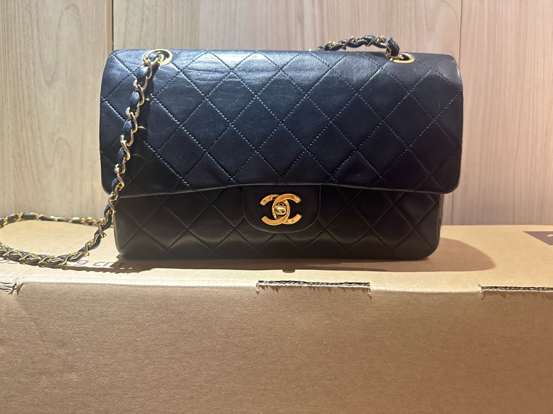 【極美古董珍藏】CHANEL Vintage 25cm 黑金雙蓋口蓋包 24K金雙C釦(經典黑羊皮/雙鏈)-0