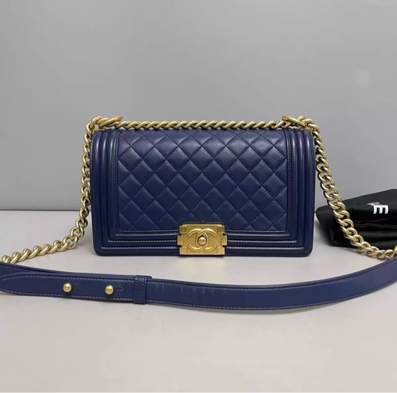 Chanel leboy中号 深蓝色牛皮菱格金扣包-0