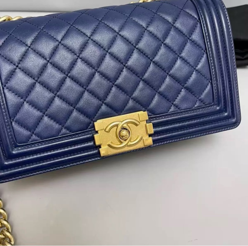 Chanel leboy中号 深蓝色牛皮菱格金扣包-2