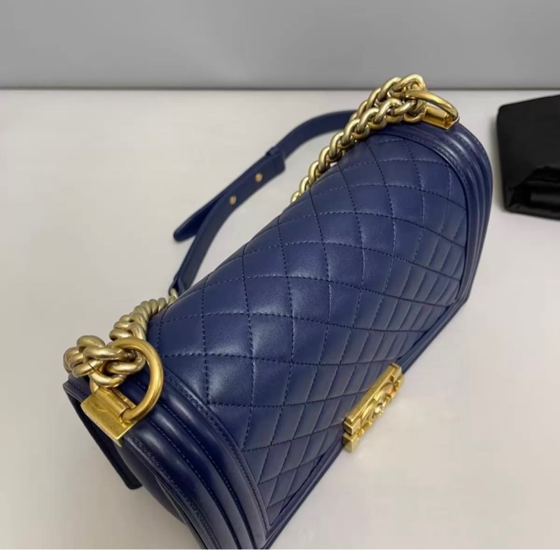 Chanel leboy中号 深蓝色牛皮菱格金扣包-6