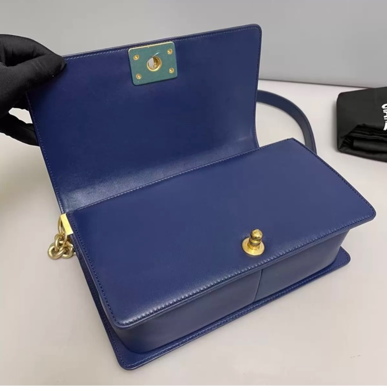 Chanel leboy中号 深蓝色牛皮菱格金扣包-8