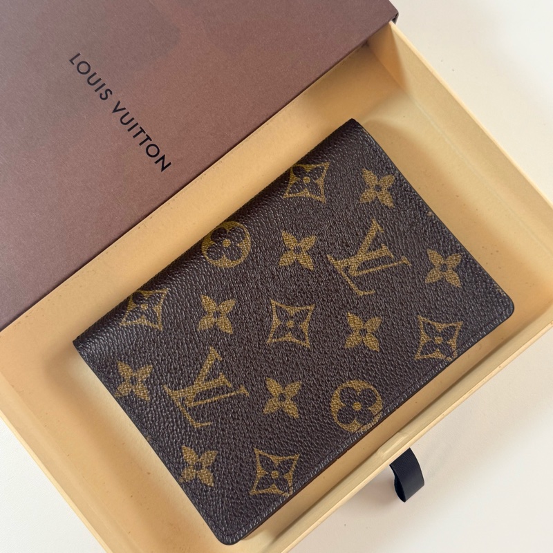 ✔️ LOUIS VUITTON LV 路易威登 M60181 Monogram 老花帆布護照夾-0
