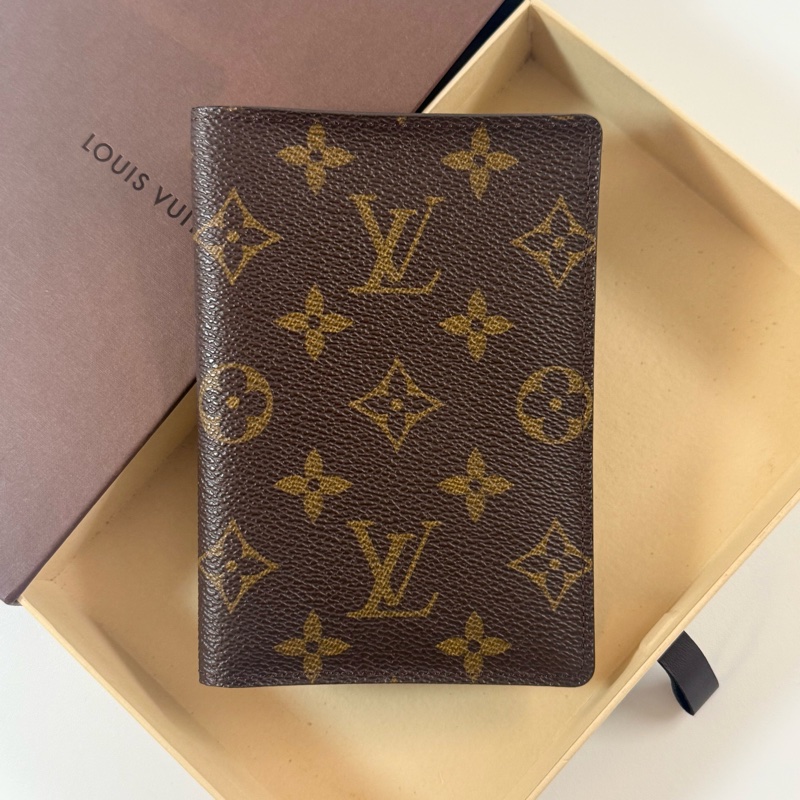 ✔️ LOUIS VUITTON LV 路易威登 M60181 Monogram 老花帆布護照夾-1