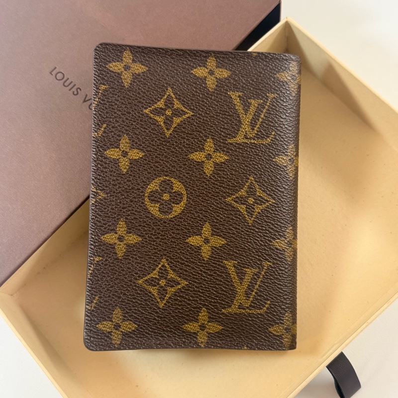 ✔️ LOUIS VUITTON LV 路易威登 M60181 Monogram 老花帆布護照夾-2