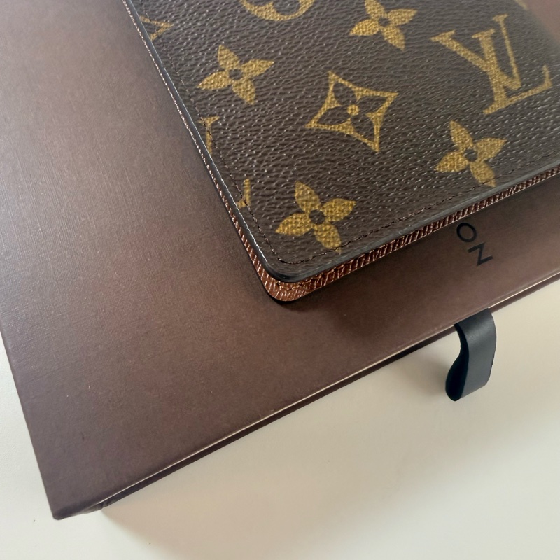 ✔️ LOUIS VUITTON LV 路易威登 M60181 Monogram 老花帆布護照夾-12