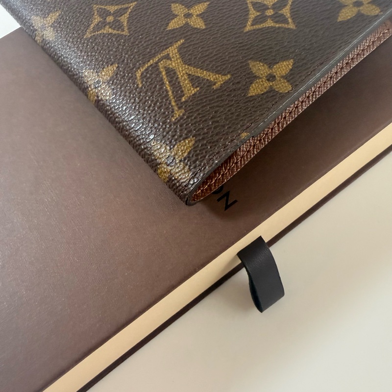 ✔️ LOUIS VUITTON LV 路易威登 M60181 Monogram 老花帆布護照夾-14