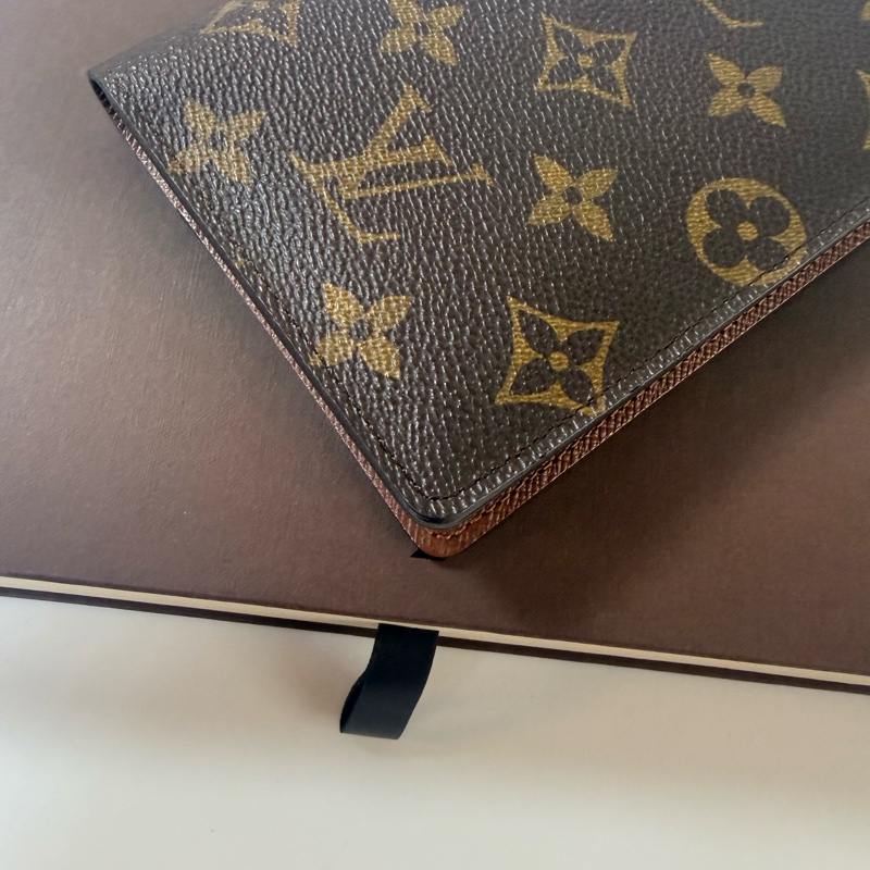 ✔️ LOUIS VUITTON LV 路易威登 M60181 Monogram 老花帆布護照夾-25