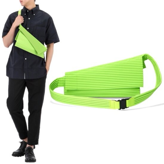 ⁠【專櫃正品】HOMME PLISSÉ ISSEY MIYAKE 幾何縐褶斜跨包（亮眼螢光綠）-3