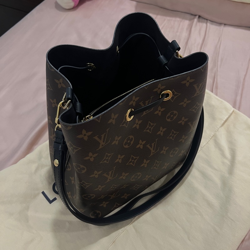 LV 老花黑內裡水桶包-1