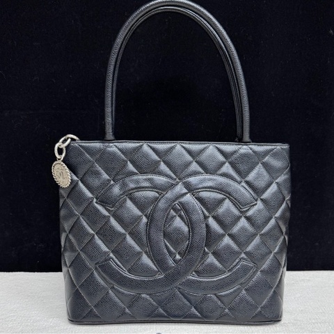 Chanel香奈兒 黑色全皮希爾頓銀幣托特包 鐳射6開