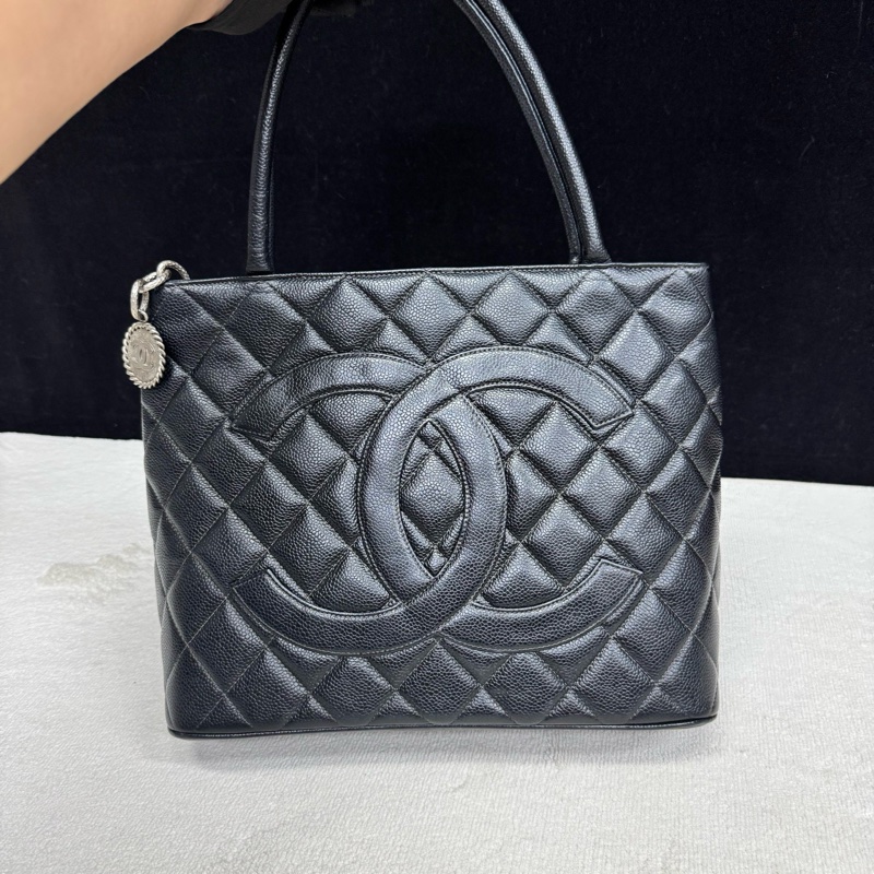 Chanel香奈兒 黑色全皮希爾頓銀幣托特包 鐳射6開-6