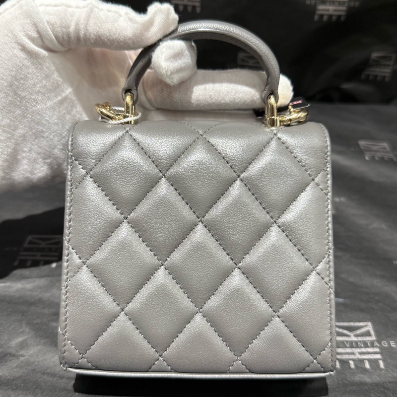 CHANEL 22A香奈兒灰色金扣手柄mini小廢包鏈條包 芯片款11cm-2