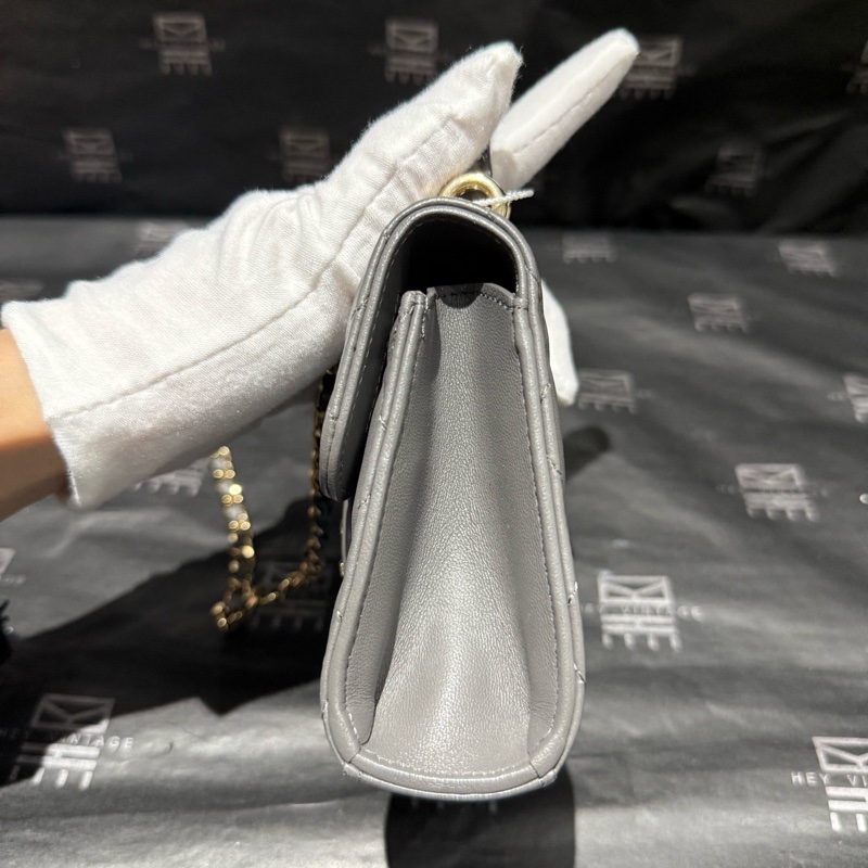 CHANEL 22A香奈兒灰色金扣手柄mini小廢包鏈條包 芯片款11cm-4