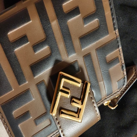 FENDI棕牛皮ㄇ型短夾買到賺到