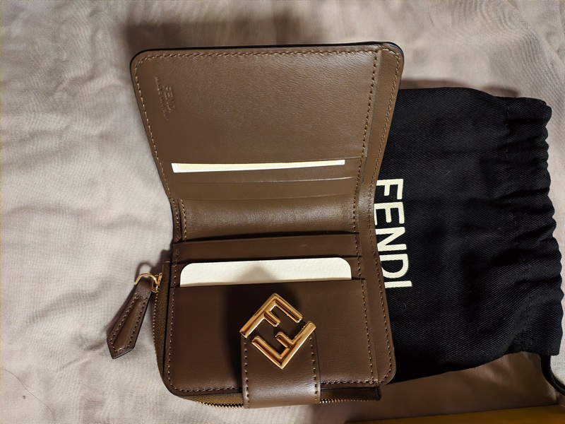 FENDI棕牛皮ㄇ型短夾買到賺到-2