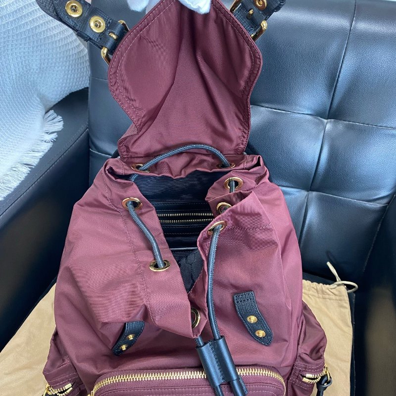 BURBERRY 暗紅色尼龍後背包30*25 99新配件塵袋-5