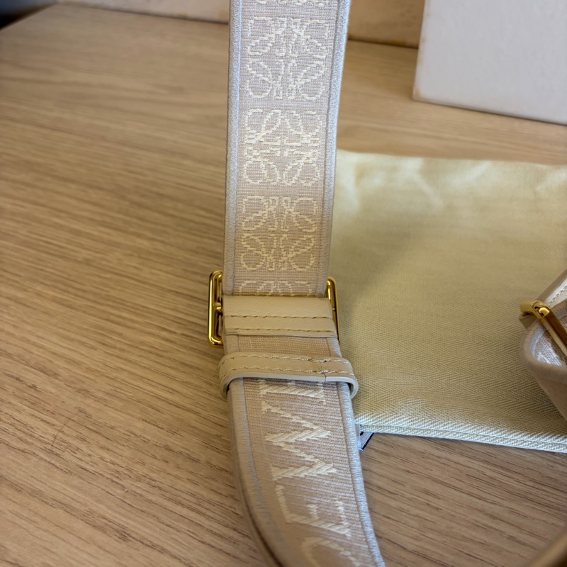Loewe 品牌帆布肩背帶 米白色-6