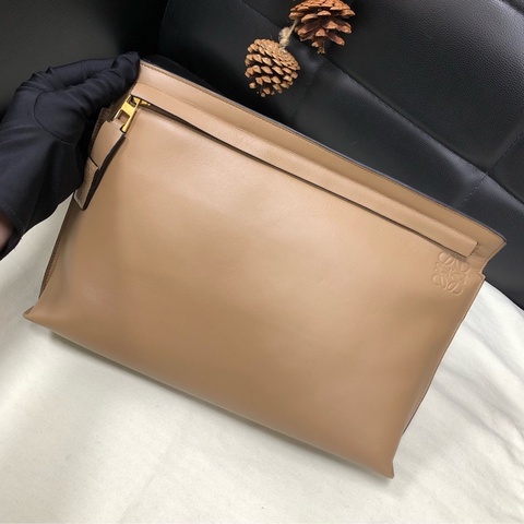 Loewe 羅意威  奶茶色手包斜挎包  年份看編碼