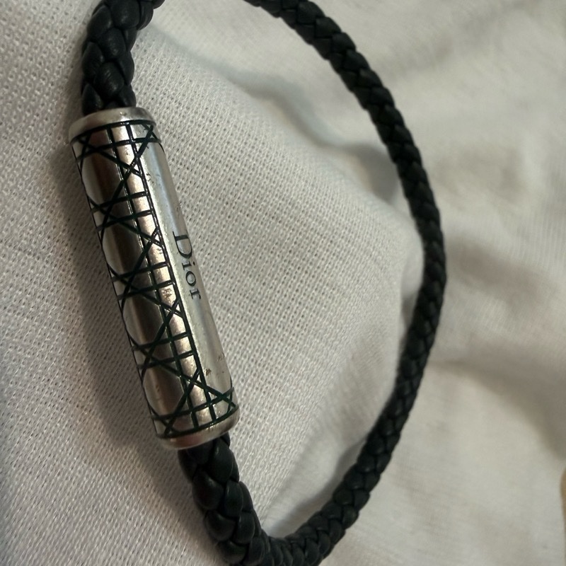 Dior(迪奧)的 Cannage 籐格紋編織皮革手環。-7