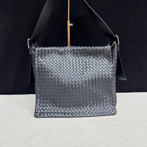 Bottega Veneta葆蝶家 寶緹嘉 黑色全皮編織翻蓋郵差包