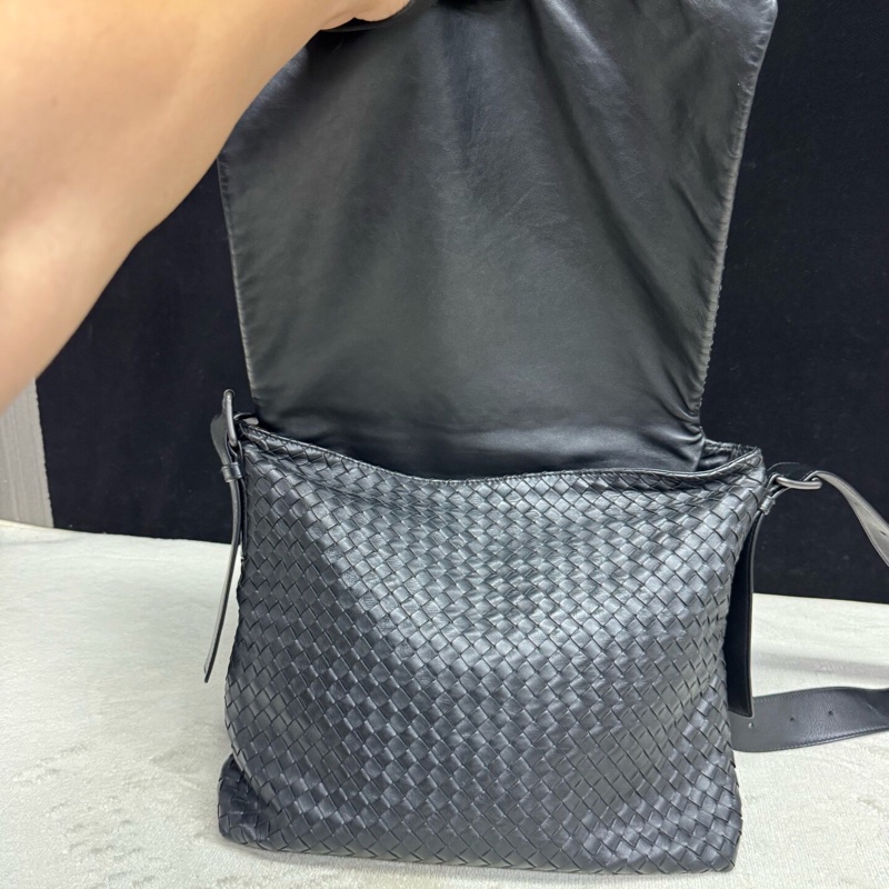 Bottega Veneta葆蝶家 寶緹嘉 黑色全皮編織翻蓋郵差包-4