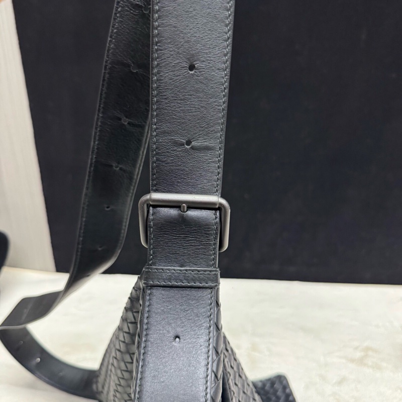 Bottega Veneta葆蝶家 寶緹嘉 黑色全皮編織翻蓋郵差包-18