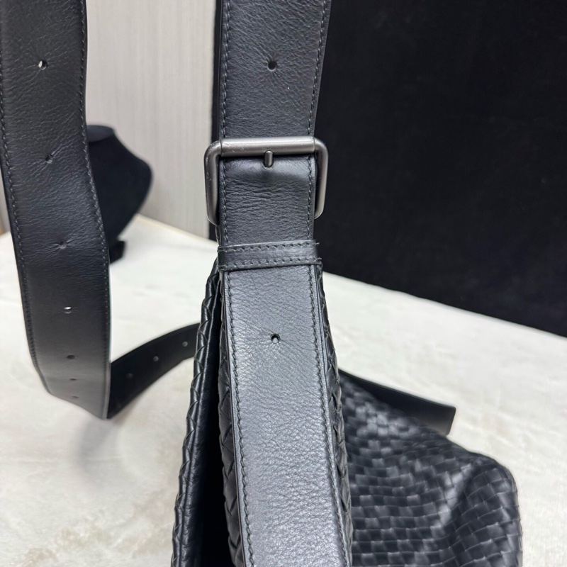 Bottega Veneta葆蝶家 寶緹嘉 黑色全皮編織翻蓋郵差包-19