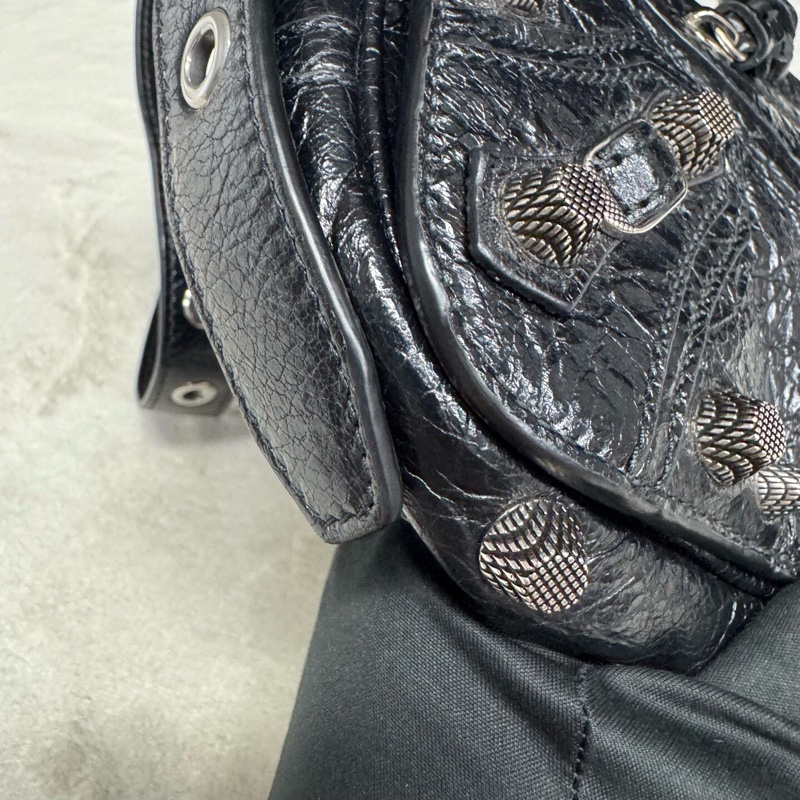 Balenciaga巴黎世家 黑銀油蠟皮Le Cagole機車包-13