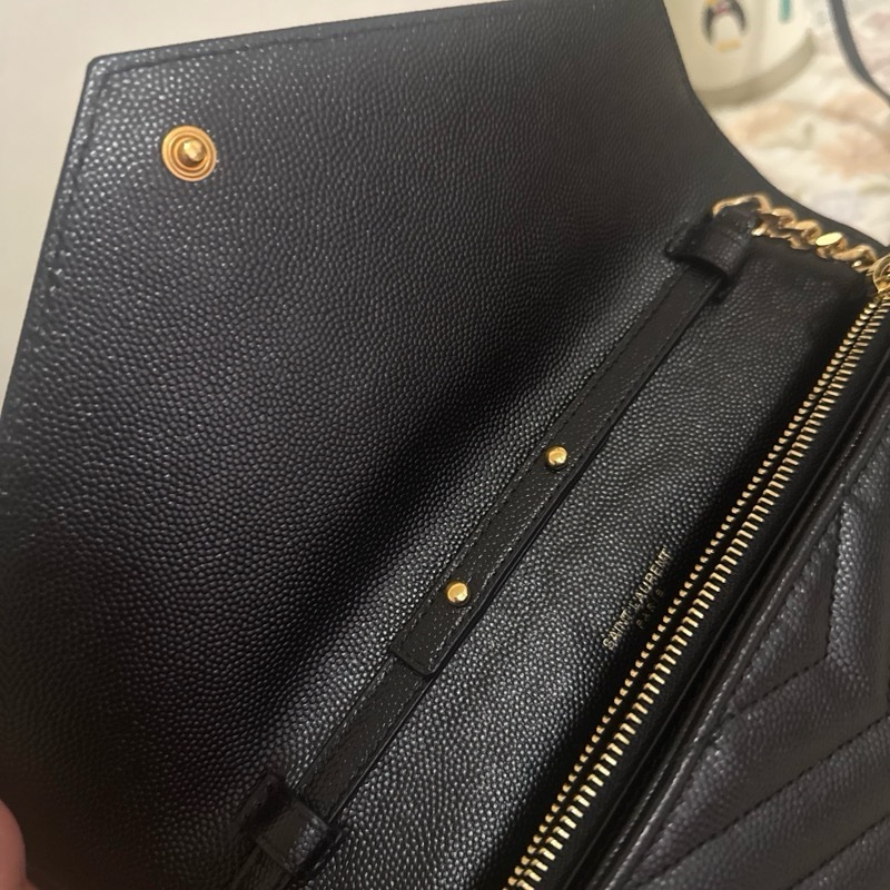• WOC 鍊帶錢包 (Wallet On Chain): 若為附有金屬鍊帶的版本(WOC)-11