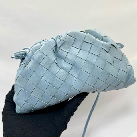 Bottega Veneta The Pouch 水藍色肩背雲朵包
