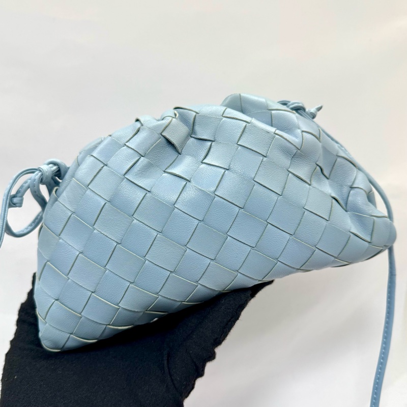 Bottega Veneta The Pouch 水藍色肩背雲朵包-1