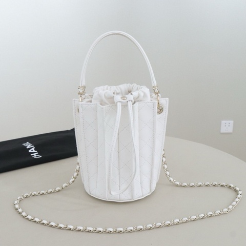 99新✨Chanel/香奈兒 25A 白色迷你水桶包手提包斜挎包 芯片款 羊皮淺金扣,✅正品