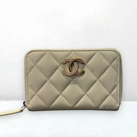 A12967-CHANEL 淺灰色荔枝牛皮雙C淡金釦拼鑽拉鍊錢包 AP4177